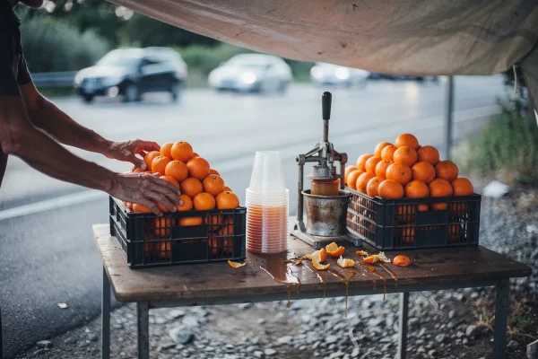 Motinos ir vaikų ateitis ant kelio krašto: apelsinų prekystalio istorija